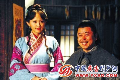 新《武松》编剧否认武松恋潘金莲:我们是正剧 在《武松》中,孙耀琦饰演潘金莲(左),潘长江饰演武大郎。