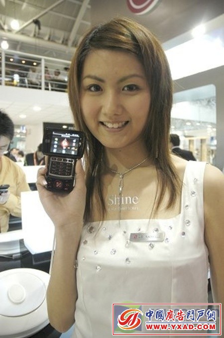 美女与手机斗艳亚洲电信展众模特图赏