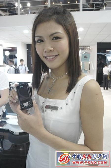 美女与手机斗艳亚洲电信展众模特图赏