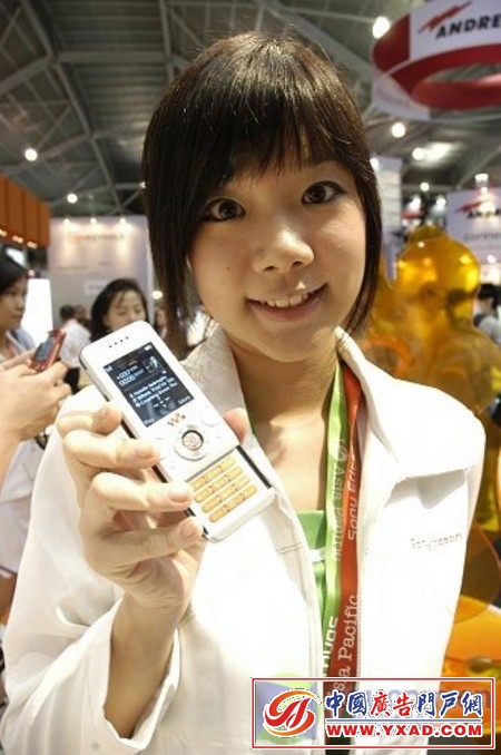 美女与手机斗艳亚洲电信展众模特图赏