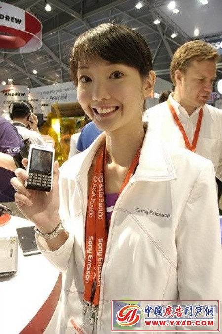 美女与手机斗艳亚洲电信展众模特图赏