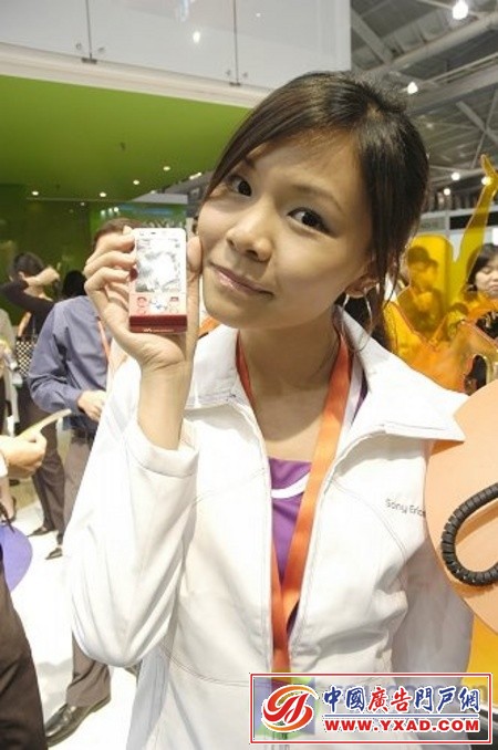 美女与手机斗艳亚洲电信展众模特图赏