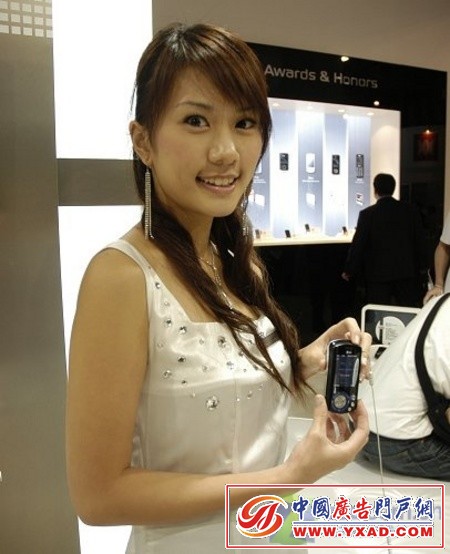 美女与手机斗艳亚洲电信展众模特图赏