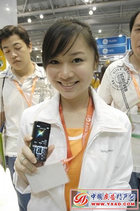 美女与手机斗艳亚洲电信展众模特图赏