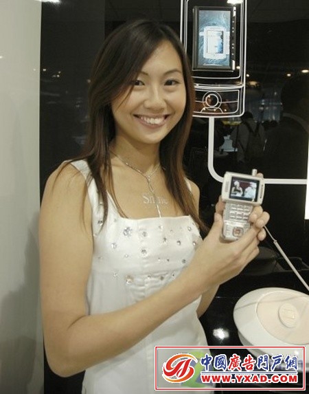 美女与手机斗艳亚洲电信展众模特图赏