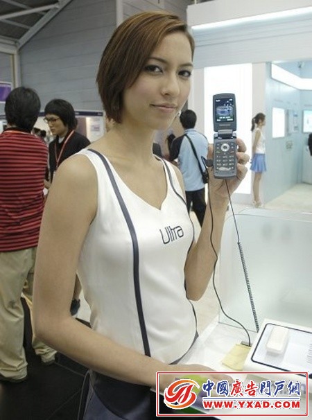 美女与手机斗艳亚洲电信展众模特图赏