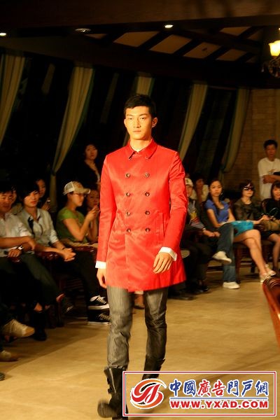 名模张磊受邀走秀阳光性感成时装大赛受邀宠儿