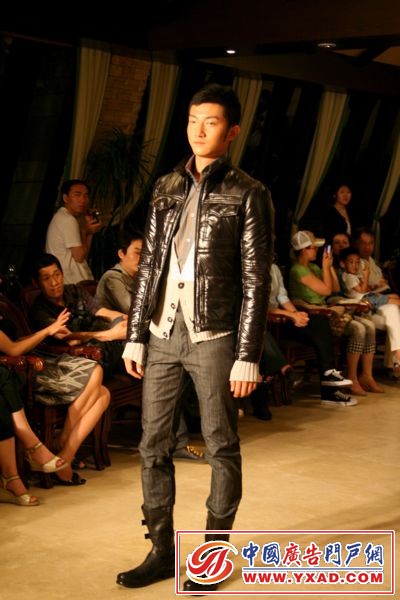 名模张磊受邀走秀阳光性感成时装大赛受邀宠儿