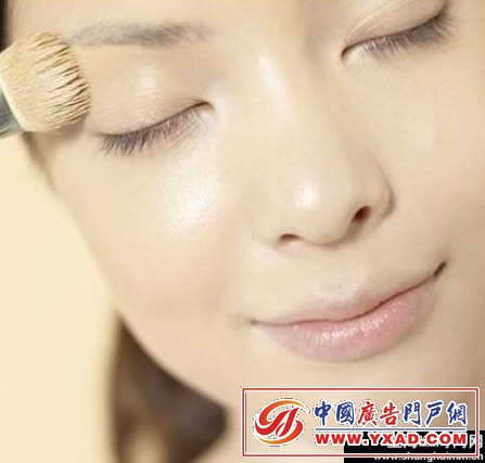 巧用化妆技巧 有效遮掩毛孔粗大问题