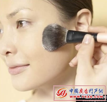 巧用化妆技巧 有效遮掩毛孔粗大问题